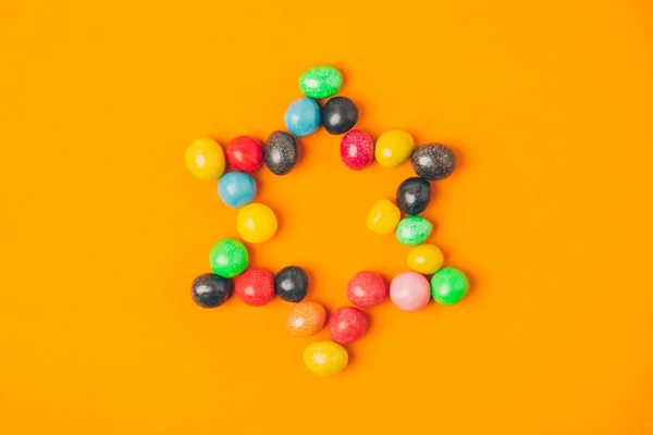 Sterne aus Süßigkeiten isoliert auf Orange, Purim-Urlaubskonzept — Stockfoto