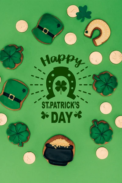 Flat lay with festive cookies and happy st patricks day lettering isolated on green — Stock Photo