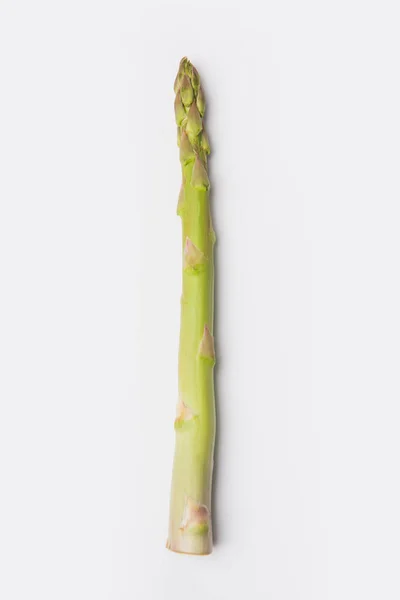 Asperges vertes crues posées sur fond blanc — Photo de stock