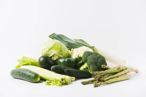 Verschiedene grüne Gemüsesorten auf weißem Hintergrund — Stockfoto