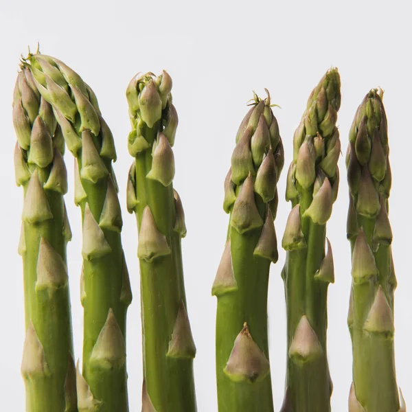 Asperges crues vertes isolées sur fond blanc — Photo de stock