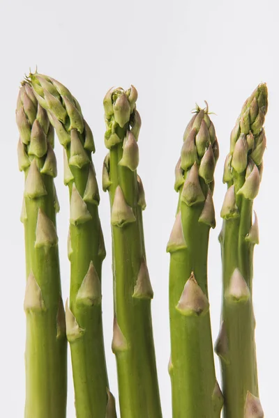 Asperges crues vertes isolées sur fond blanc — Photo de stock