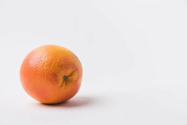 Orange non pelée crue posée sur fond blanc — Photo de stock