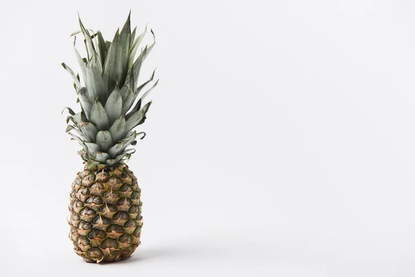 Rohe, ungeschälte Ananas auf weißem Hintergrund — Stockfoto