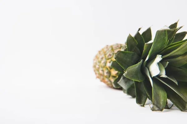 Ananas cru non pelé posé sur fond blanc — Photo de stock