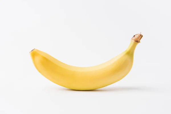 Banane crue non pelée posée sur fond blanc — Photo de stock