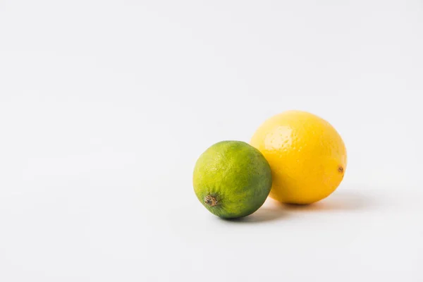 Зелене вапно і лимон, що лежить на білому тлі — стокове фото