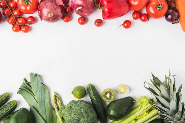 Frontera de verduras y frutas verdes y rojas aisladas sobre fondo blanco - foto de stock