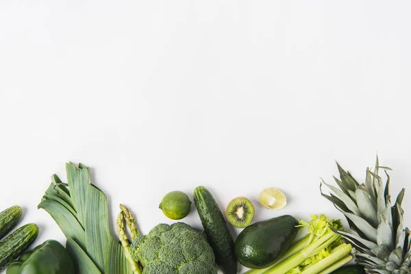 Fronteira de vegetais verdes e frutas isoladas em fundo branco — Fotografia de Stock