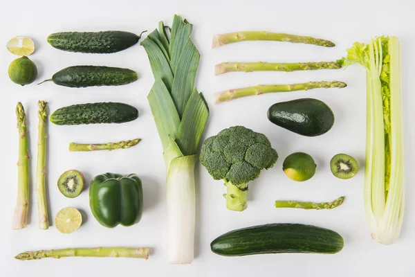 Comer conceito saudável com composição de vegetais verdes e frutas isoladas em fundo branco — Fotografia de Stock