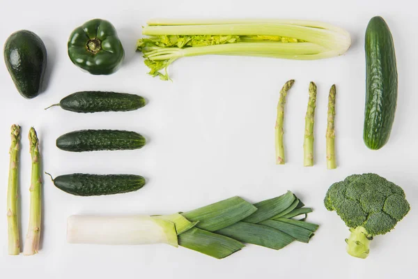 Composición plana de verduras verdes aisladas sobre fondo blanco - foto de stock