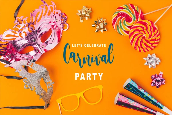 Flache Liege mit Lutschern und Partygegenständen auf orangefarbenem, karnevalistischem Konzept — Stockfoto