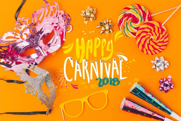 Flat lay com pirulitos e objetos de festa isolados em laranja, conceito de carnaval — Fotografia de Stock