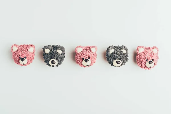 Vista superior de deliciosos cupcakes en forma de osos aislados en gris - foto de stock