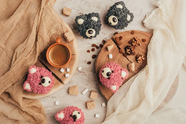 Vista dall'alto di dolci torte saporite con zucchero e uva passa sul tavolo — Foto stock