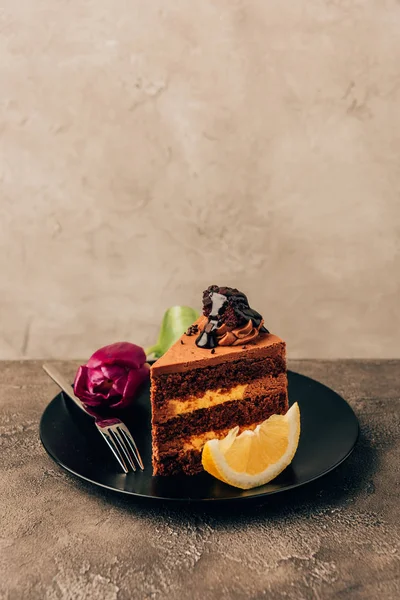 Vista close-up de delicioso chocolate e torta de limão com bela flor de tulipa — Fotografia de Stock