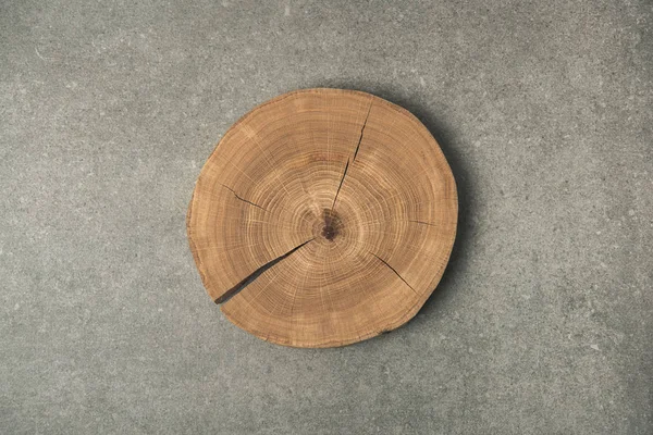 Top view of wooden stump on grey concrete tabletop — Stock Photo