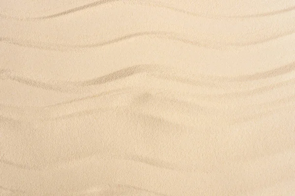 Textura de praia arenosa com ondas suaves — Fotografia de Stock