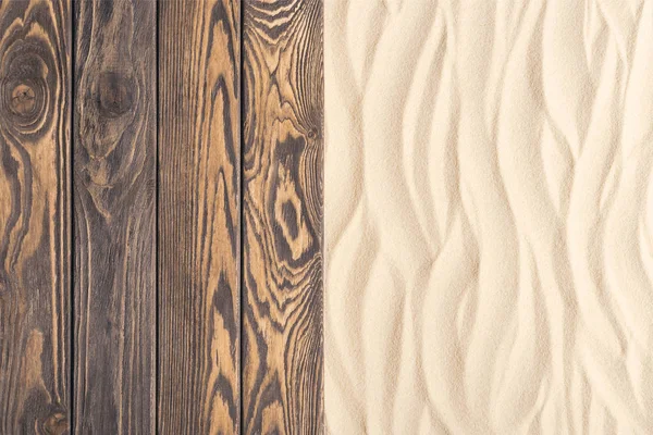 Dunkler Holzsteg mit hellem Sand — Stockfoto
