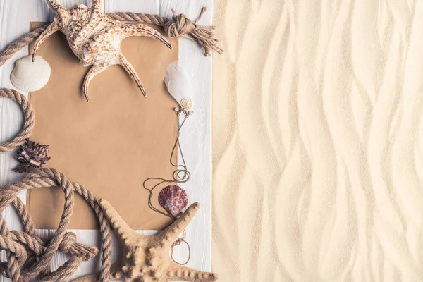 Modelo de viagem de verão com conchas na praia de areia — Fotografia de Stock