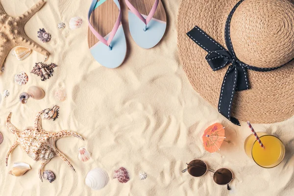 Oggetti di viaggio estivi su sabbia chiara — Foto stock