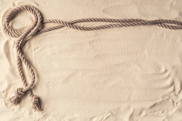 Cadre de corde noué sur sable léger — Photo de stock