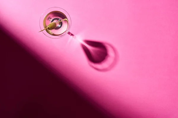 Vista superior do vermute com azeitona na superfície rosa — Fotografia de Stock