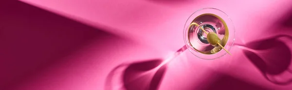Вид сверху коктейля мартини с тенями и пространством для копирования на розовом фоне — стоковое фото