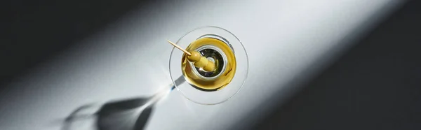 Vista superior de martini com sombra sobre fundo cinza, tiro panorâmico — Fotografia de Stock