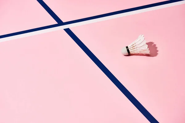 Shuttlecock para badminton na superfície rosa com linhas azuis e brancas — Fotografia de Stock