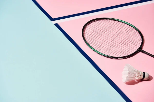 Badmintonschläger und Federball auf buntem Untergrund mit blauen Linien — Stockfoto