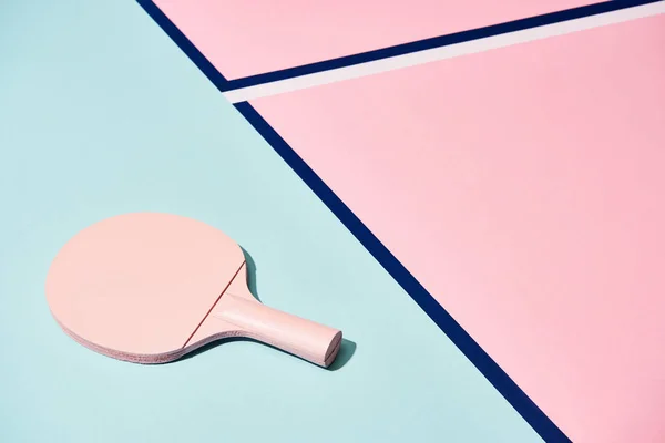Raqueta de tenis sobre fondo pastel con líneas azules - foto de stock