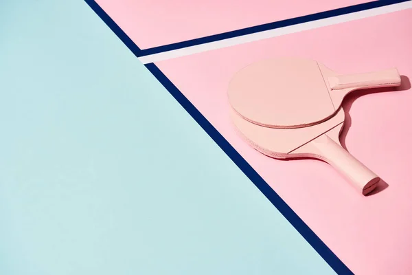 Deux raquettes de tennis sur fond rose et bleu avec lignes — Photo de stock