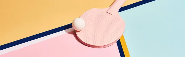 Raqueta de ping pong rosa y pelota sobre fondo abstracto con líneas azules, tiro panorámico - foto de stock