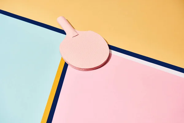 Vue grand angle de raquette ping pong sur fond abstrait — Photo de stock