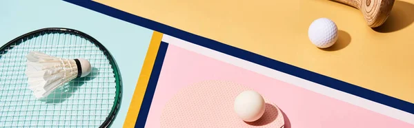 Équipement pour badminton, golf et tennis de table sur fond coloré avec lignes, vue panoramique — Photo de stock