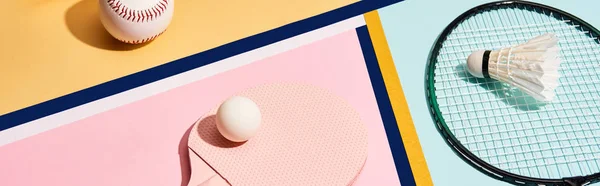 Kits de badminton et de ping-pong avec balle de baseball sur fond coloré avec lignes, plan panoramique — Photo de stock