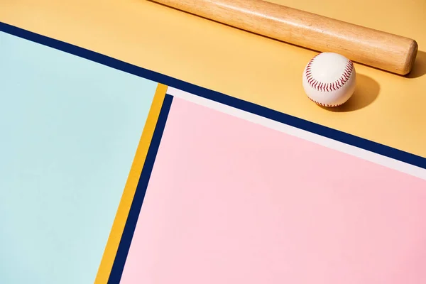 Bate de béisbol y pelota sobre fondo colorido con líneas - foto de stock