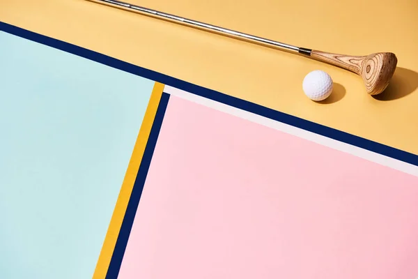 Club de golf y pelota en el fondo con líneas de colores - foto de stock