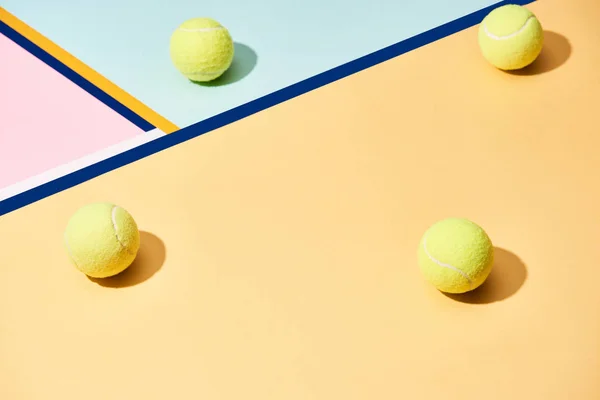 Bolas de tênis com sombra sobre fundo colorido com linhas azuis — Fotografia de Stock