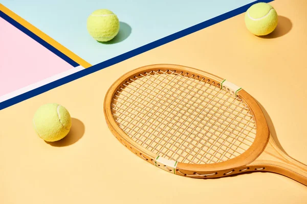 Racchetta da tennis in legno e palline su sfondo con linee blu — Foto stock