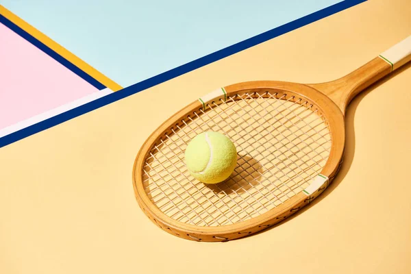 Balle de tennis jaune sur raquette sur fond avec lignes bleues — Photo de stock