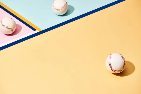 Pelotas de béisbol blancas sobre fondo colorido con líneas - foto de stock