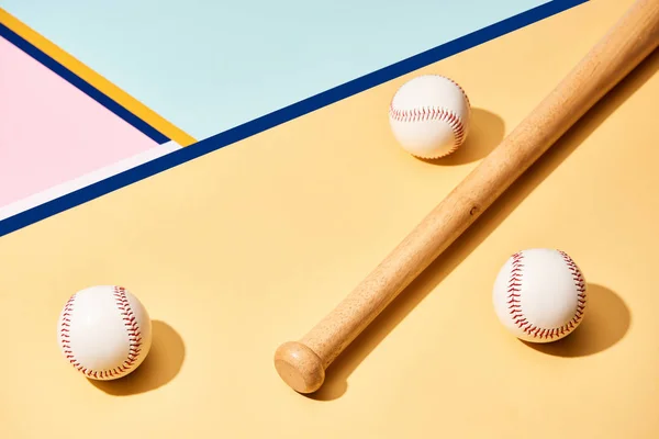 Baseball batte et balles sur une surface colorée avec des lignes bleues — Photo de stock