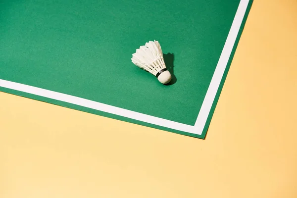 Badminton shuttlecock na superfície amarela e verde com linha branca — Fotografia de Stock