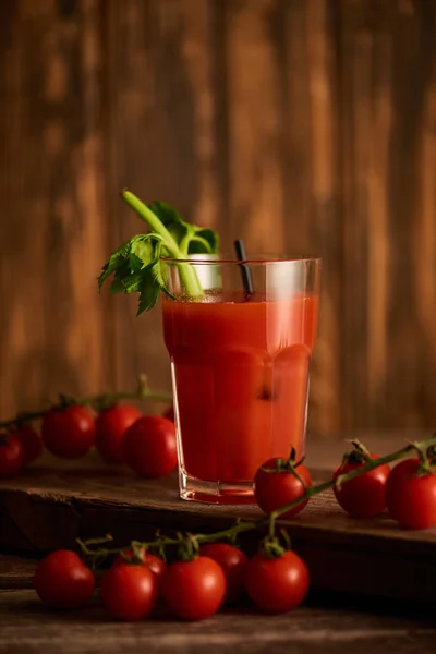 Foyer sélectif de cocktail Mary sanglant en verre sur fond de bois avec des tomates — Photo de stock