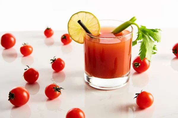 Blutiger Marzipan-Cocktail im Glas garniert mit Limette und Sellerie isoliert auf weiß mit Tomaten — Stockfoto