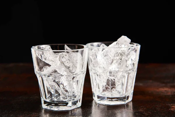 Glas mit gefrosteten Eiswürfeln isoliert auf schwarz — Stockfoto