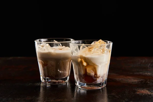 Cocktail russe blanc dans des verres avec glaçons isolés sur noir — Photo de stock