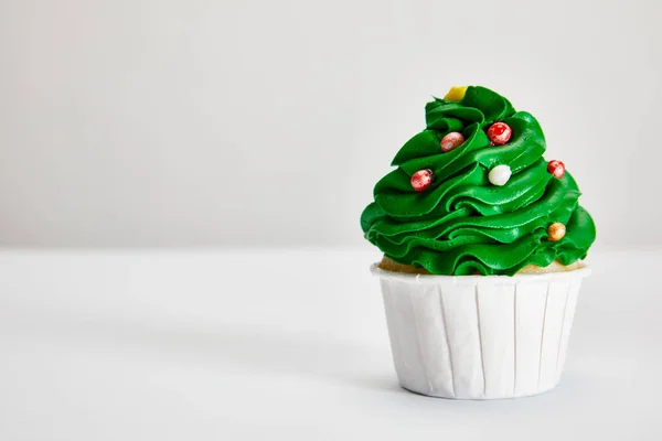 Gustoso cupcake albero di Natale su superficie bianca isolato su grigio — Foto stock
